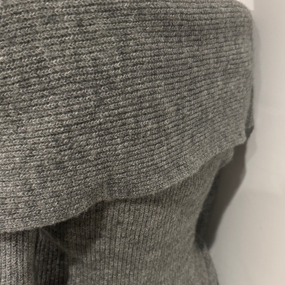 H&M Off-Shoulder Twist Knit Sweater - Gray NWT Size M - Picture 7 of 10